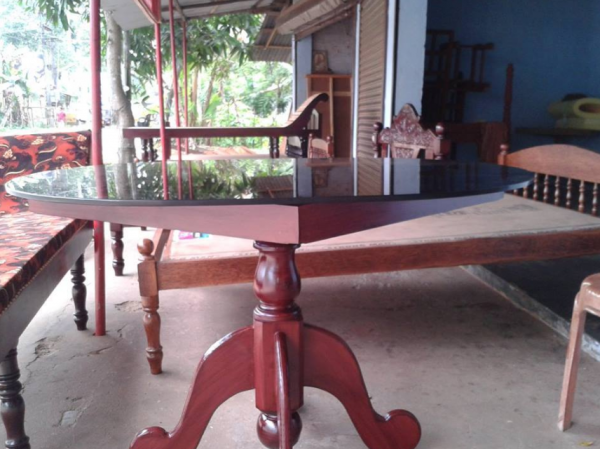 Perabotan dengan Kaki Tunggal